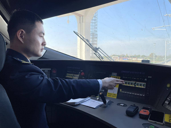 复兴号高铁列车发车