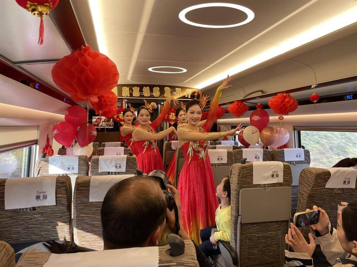 乘务人员载歌载舞庆祝荆荆高铁开通