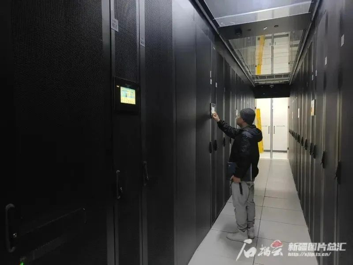 皖疆绿色算力科技产业园（乌鲁木齐融合算力中心）项目技术人员在调试设备。李丽摄