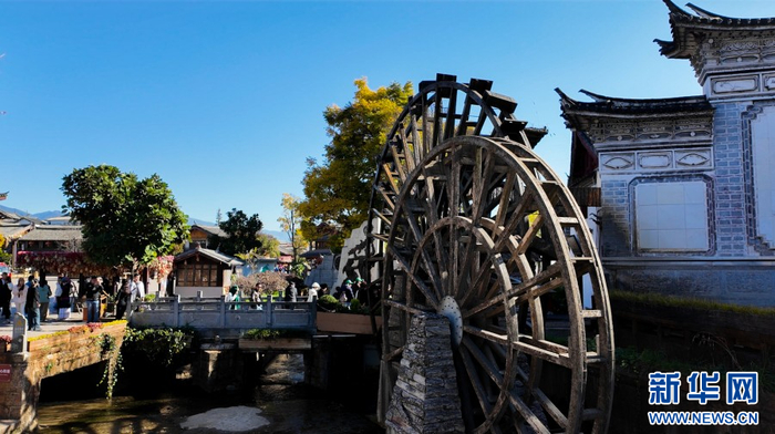 丽江古城标志性景点“大水车”前，游客络绎不绝（12月7日摄）。新华网发（甫昱霖 摄）