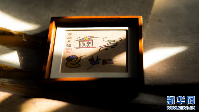 这是创作完成的东巴文字艺术作品（12月7日摄）。新华网 刘云 摄