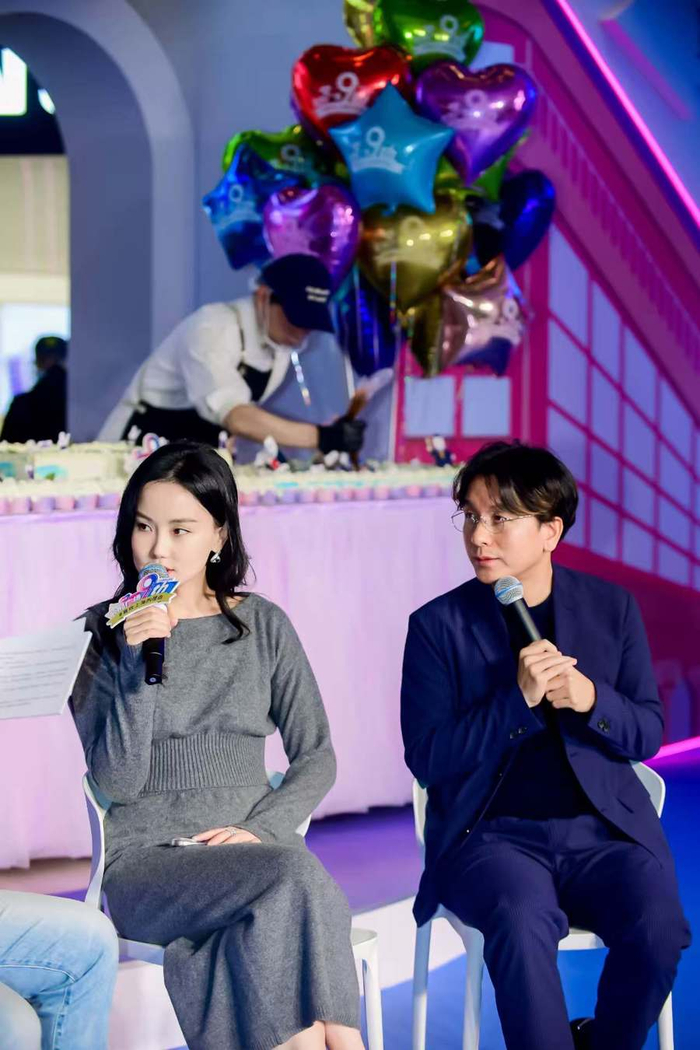 黄龄和甘鹏现场分享中。