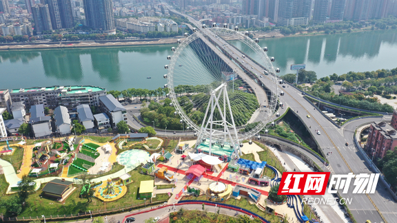 摩天轮成热门打卡地。