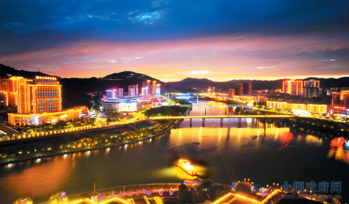 夜幕降临，华灯初上，竹山桃花源街区流光溢彩、美轮美奂。章伟 摄