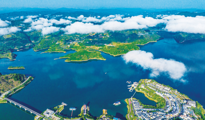 竹山县上庸镇圣水湖 章磊 章伟 摄
