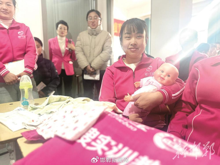 12月4日上午，魏县妈咪乐家政服务中心开展家政技能培训公益课。
