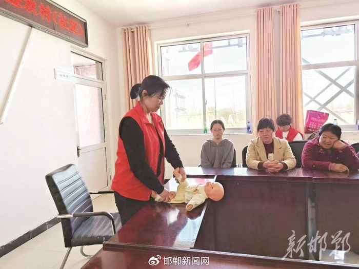 邯郸市各级妇联积极开展家政技能培训。