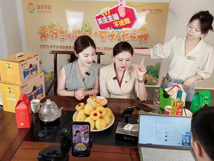 陈颖雯（左一）助农直播