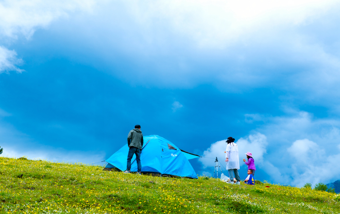 ▲位于金川县河东乡结木村的嘎尖草坪露营基地。来源：金川县委宣传部