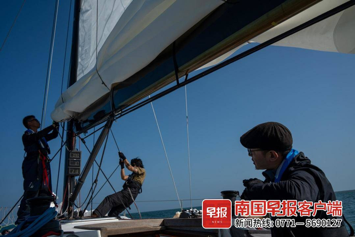 ▲海上生活枯燥却也充满惊喜。鲸鱼马戏团工作室供图