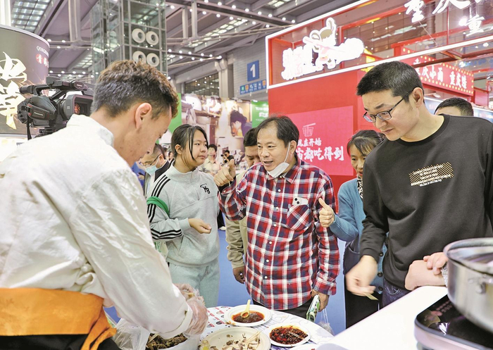 外地客商品尝玉树美食。通讯员 才仁琼措 摄