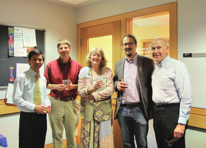 2012年，王超龙在密歇根大学博士论文答辩完成后与导师NoahRosenberg（左二）等合影