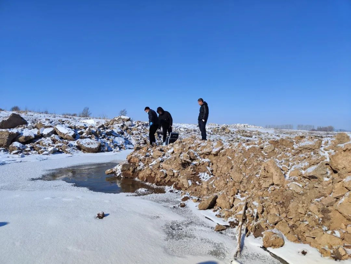 图为四平市生态环境局工作人员对伊通县污水处理厂排污口下游伊通河进行采样。孟庆一摄