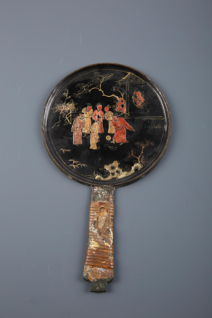 △蹴鞠纹铜镜，专家认为铜镜本身很有可能是宋代的。