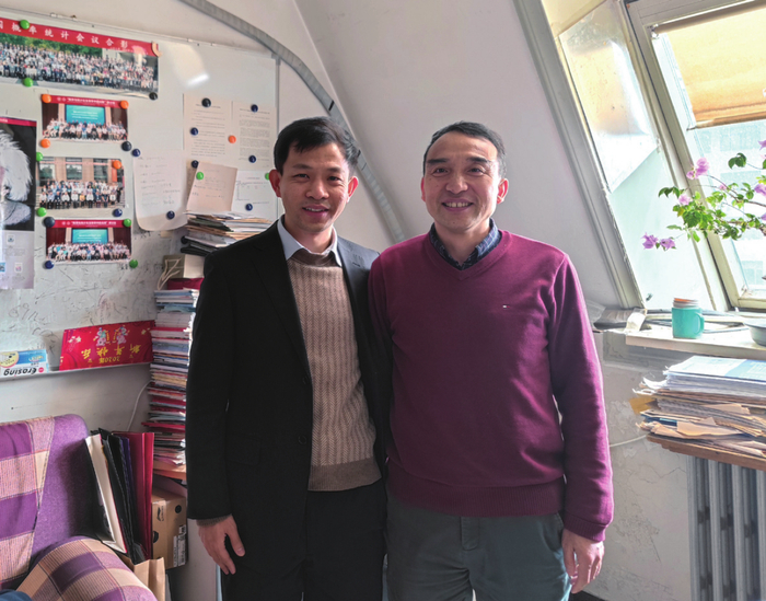 王超龙（左）在北京大学看望本科阶段指导老师邓明华教授