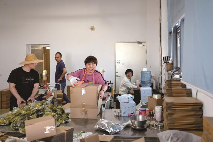 　　开播前，蒋瑜佳和丈夫、母亲还有助理正在打包网友下单的雪菜。