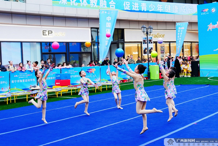 在市民关注下展示体操技能。主办方供图