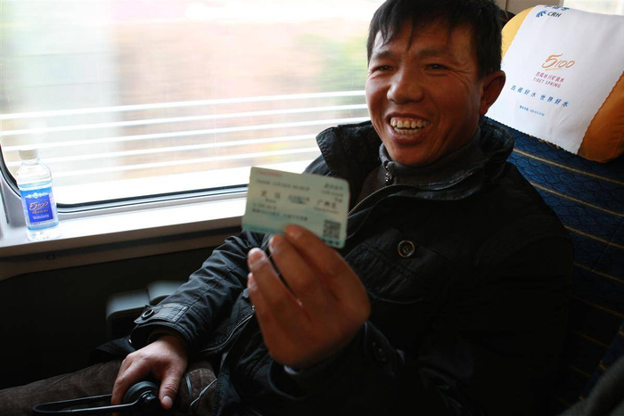 2009年，武广高铁开通，乘客展示车票。通讯员 郭海生 供图