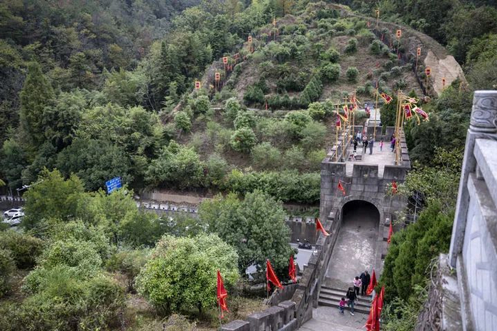 10月13日，游客在竹溪县和陕西省平利县交界处的关垭长城上游玩。新华社记者 伍志尊 摄