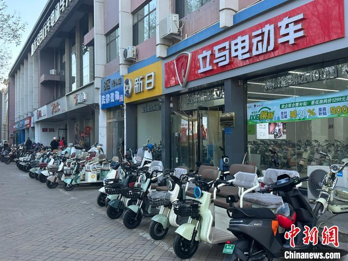 12月3日，河北石家庄的电动自行车门店外整齐摆放着各式电动自行车供顾客挑选。　王子怡 摄