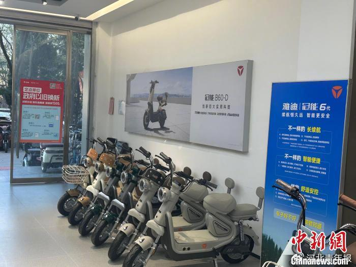 12月3日，河北石家庄某电动自行车专卖店内张贴着以旧换新办理流程。　王子怡 摄
