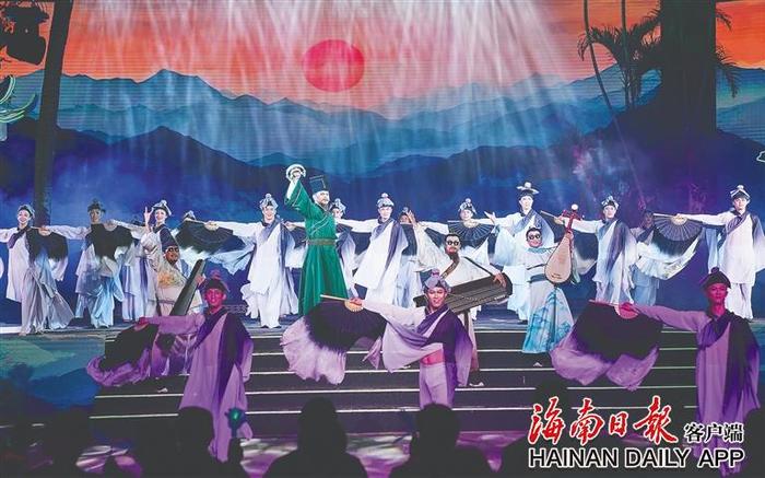 12月8日晚，全国首个宋韵书院沉浸式文旅演出《男神东坡》在儋州市东坡书院首演。海南日报全媒体记者 封烁 摄