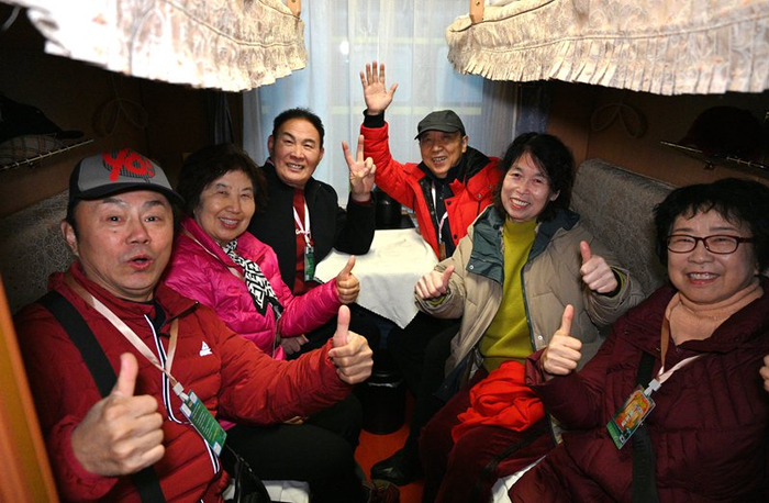 旅客们合影留念。李奕琨 摄