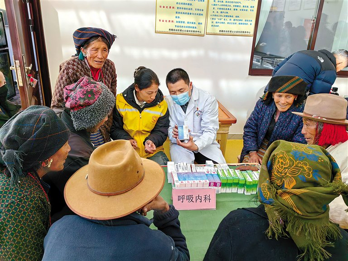 图为义诊现场。记者 刘琳琳 摄