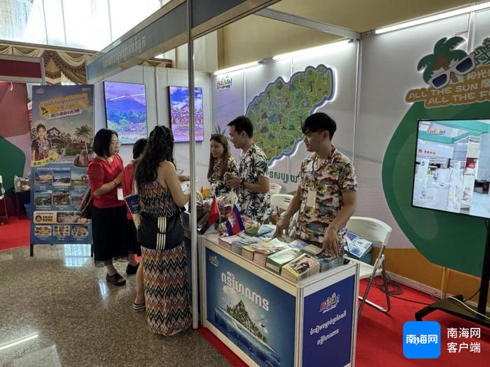 游客前往海南展位咨询。海南省旅文厅供图