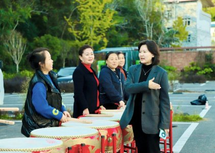 谌婷与新农人鼓队交流。刘虎摄