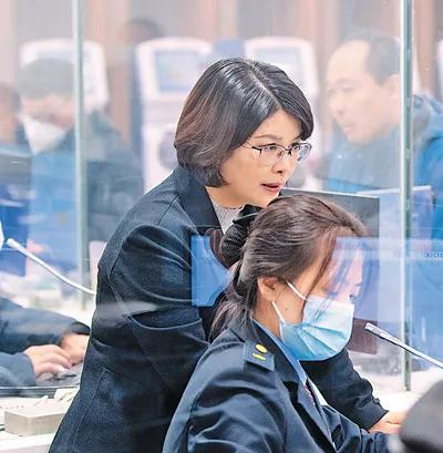 图为单杏花（左）在北京站进行窗口调研。宋选兵 摄