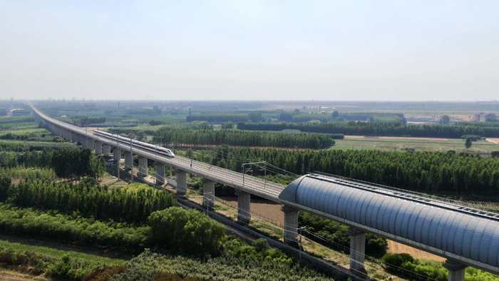 图为列车驶过京雄高铁霸州段。（资料片）
