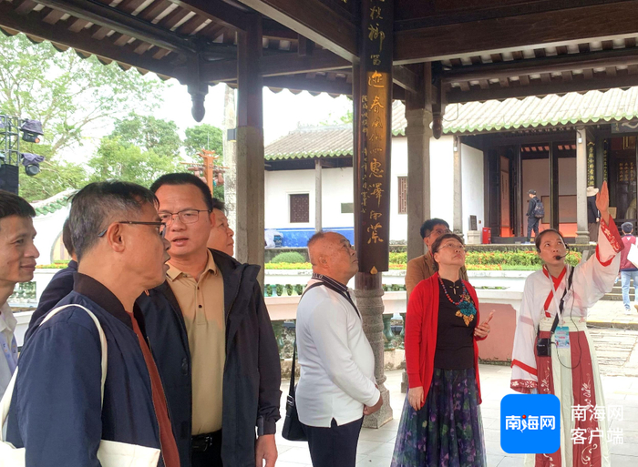 考察团成员参观东坡书院