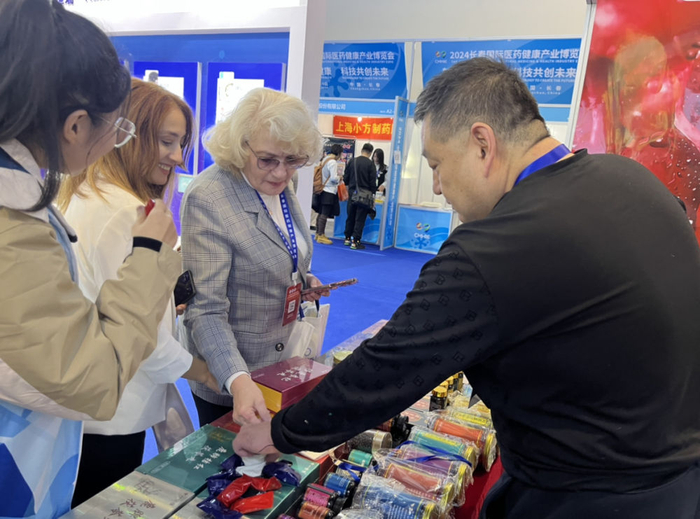 在2024长春国际医药健康产业博览会上，两位外国客商咨询人参产品。新华社记者赵丹丹 摄
