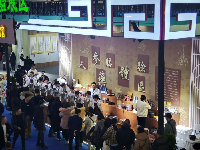 在2024长春国际医药健康产业博览会上，参观者品尝人参药膳饮。新华社记者胡戈 摄