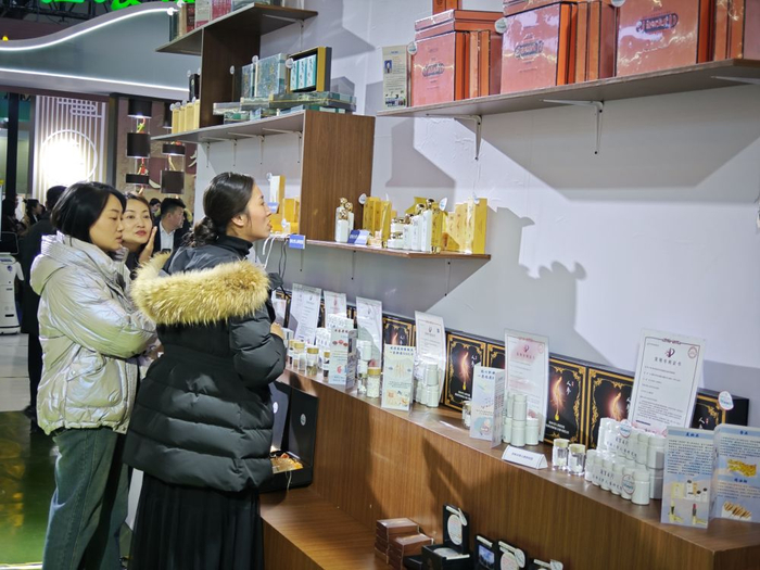 在2024长春国际医药健康产业博览会上，参观者在人参产品展台前驻足。新华社记者胡戈 摄