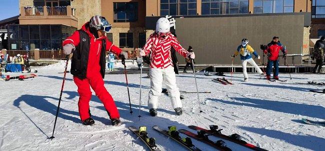 吉林省北大湖滑雪度假区教练做滑雪示范教学。人民网记者 王海跃摄