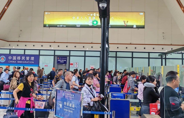 △磨憨铁路口岸出境查验现场。