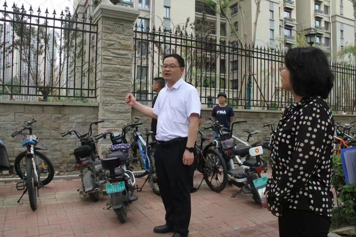 临沂市12345政务服务热线受理中心主任刘向元同志就群众反映某小区北侧开门的问题开展现场督办。