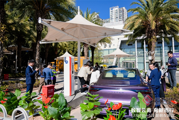 探访盘龙超充电站全液冷超充电服务区 供图