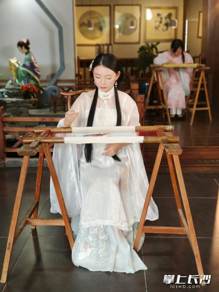 绣娘人才辈出，为“沙坪湘绣工”劳务品牌崛起提供强大动力。长沙晚报通讯员 张灵芝 供图