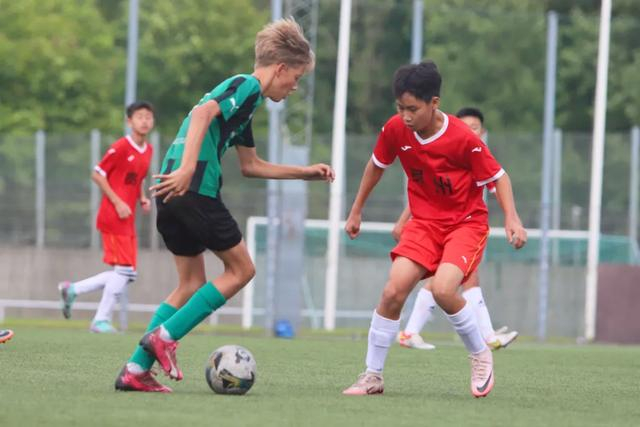 贵州省黔东南州榕江县古州镇第二小学男子足球队对战瑞典Torshälla-Nyby IS Grön队。