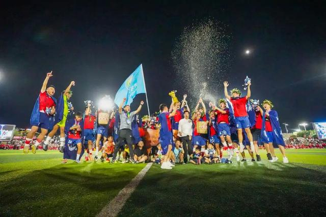 2024榕江一中足球队代表帮扶村党相村参赛获得“村超”冠军（图源：贵州教育报）