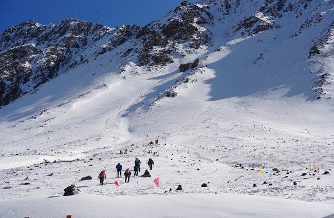 户外运动爱好者攀登青海省岗什卡雪峰。人民网记者 甘海琼摄