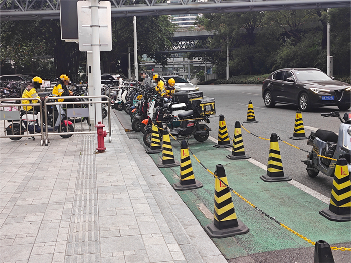 ▲非机动车道被电动自行车占据（《消费者报道》摄）