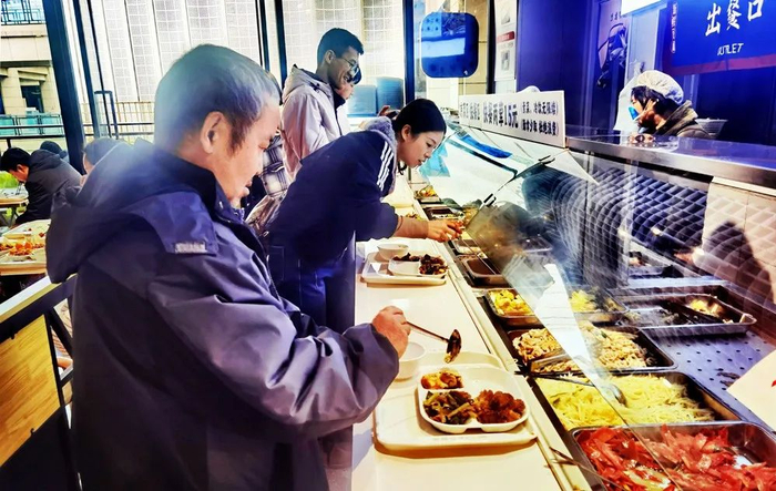 ▲居民排队选择自己喜欢的菜品。