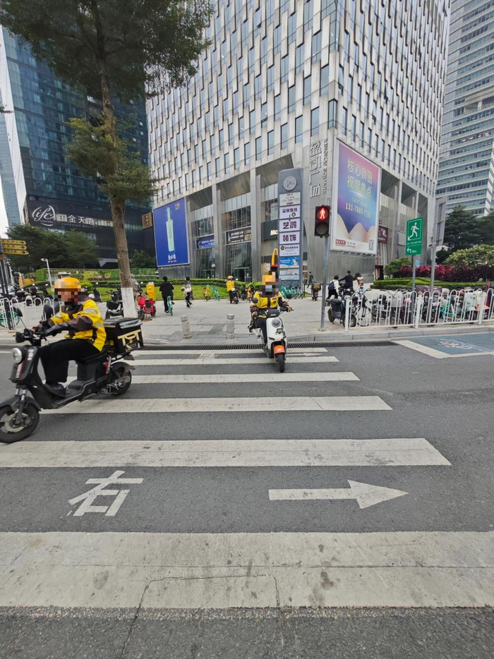 ▲部分电动自行车闯红灯（《消费者报道》摄）