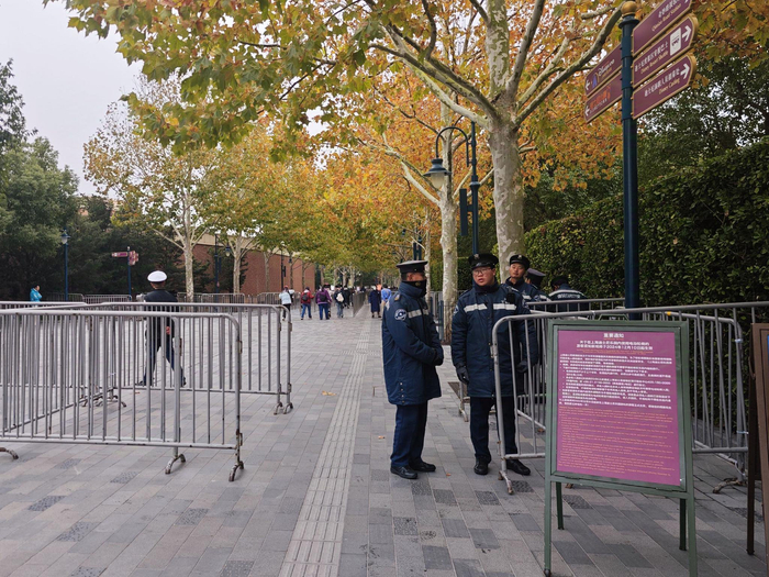 12月10日，上海迪士尼乐园入园主通道上摆放的电动轮椅入园须知。新京报贝壳财经记者俞金旻摄