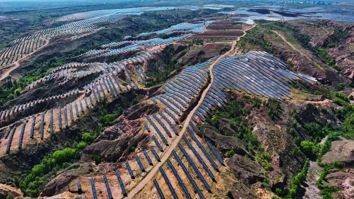 　伊金霍洛旗天骄绿能50万千瓦采煤沉陷区生态治理光伏发电示范项目。