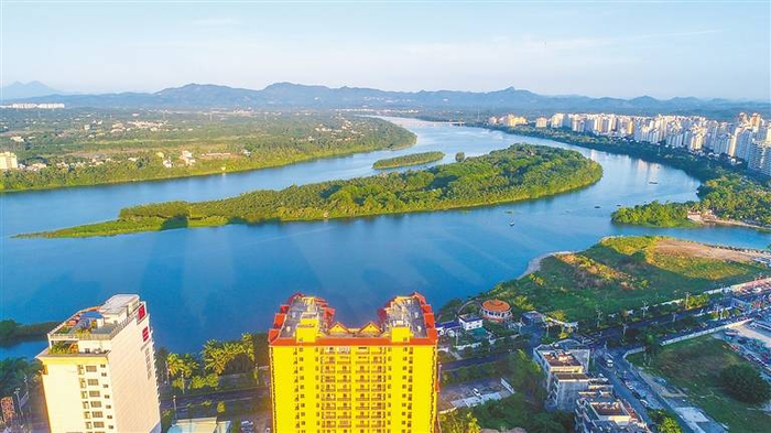 　　琼海市万泉河嘉积镇段，两岸秀美的自然风光。海南日报记者 张茂 摄